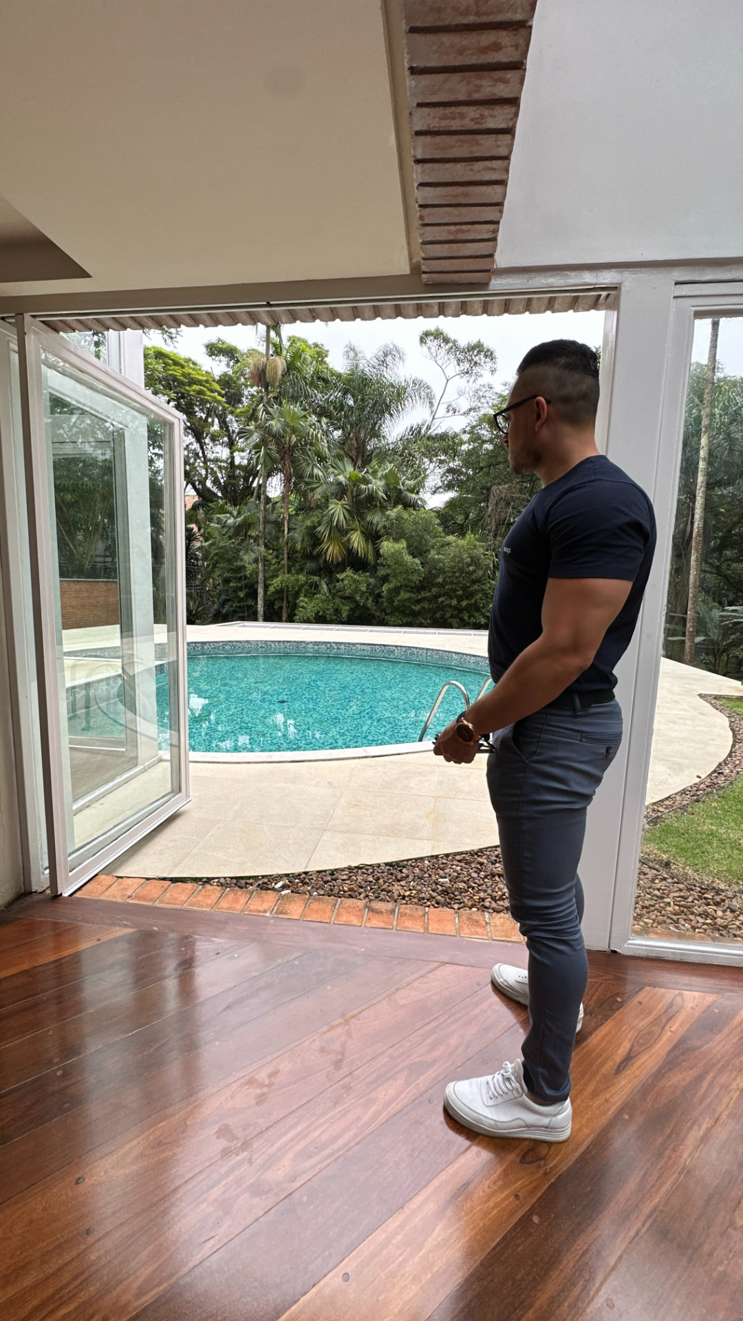 Gilmar Rodrigues em casa com vista para a mata